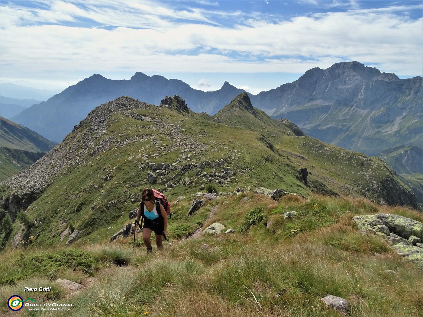 28 Salendo alla Cima di Mezzeno, sguardo indietro alla Cima delle galline  e al percorso fatto.JPG